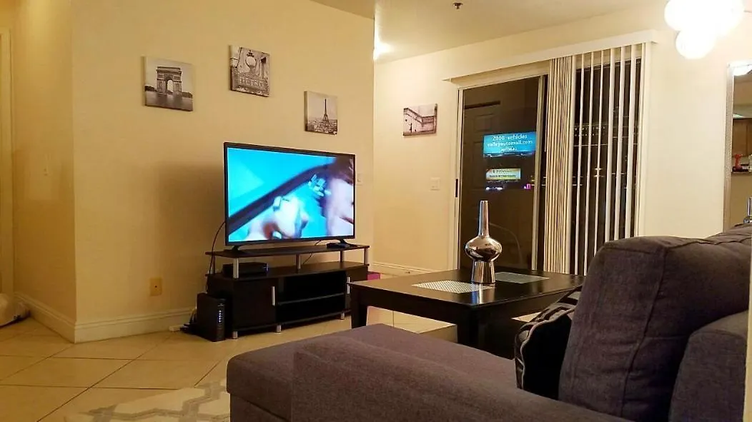 Lovely Condo! Walking Distance To The Strip With Pool And Spa Las Vegas Apartment
